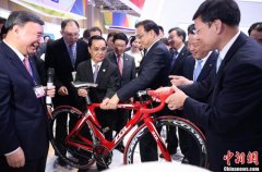 总理为ZGL神鹰碳纤维自行车打国际广告